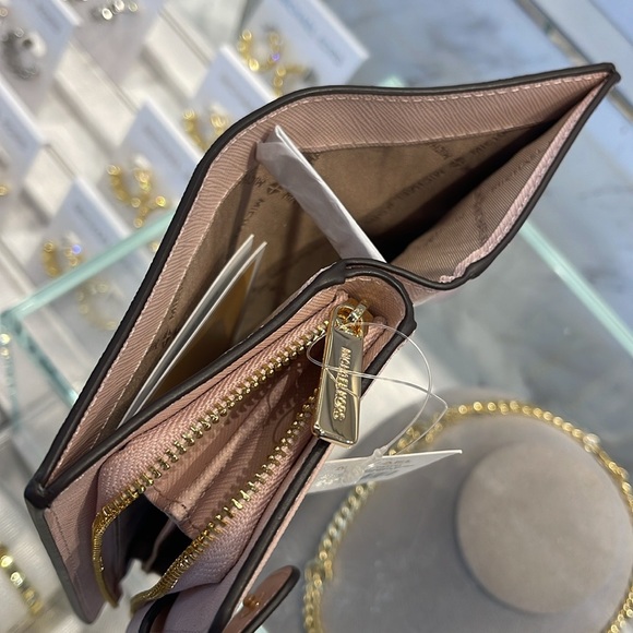 Michael Kors Medium Saffiano Leather Wallet
Powder Blush
NWT - Picture 14 of 16